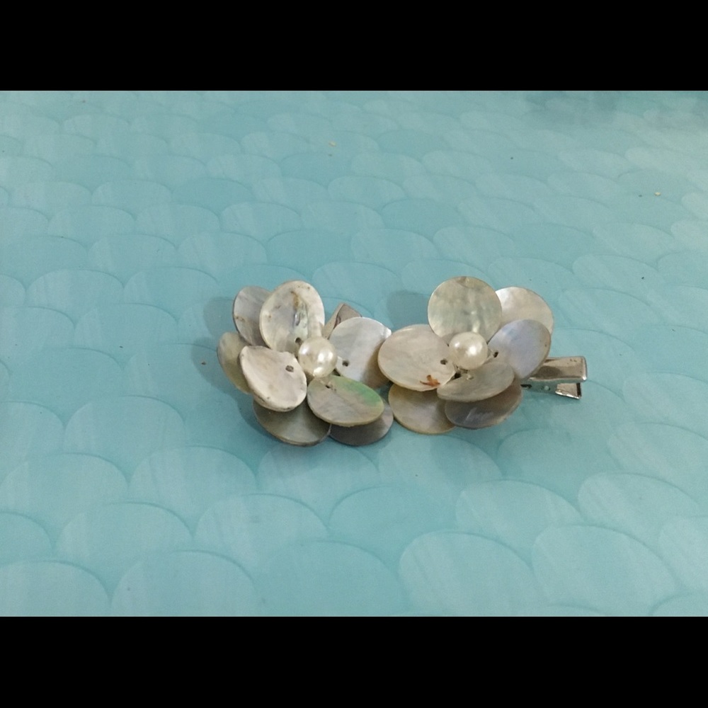 Pearl hair clips
